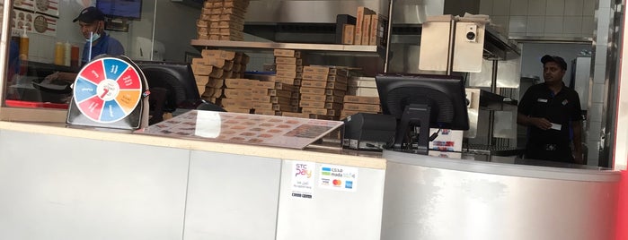 Domino's Pizza is one of Tempat yang Disukai Mohammed.