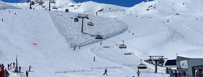 Kitzsteinhorn is one of Bucket List Skiing.