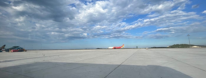 Cam Ranh Uluslararası Havalimanı (CXR) is one of Ilknur ★'ın Beğendiği Mekanlar.