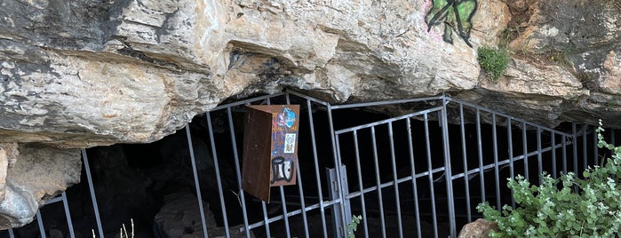 Σπήλαιο Του Λιονταριού is one of Hymettos.