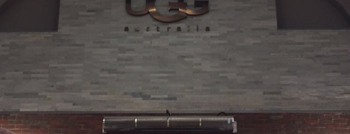 UGG Australia is one of Locais curtidos por Oxana.
