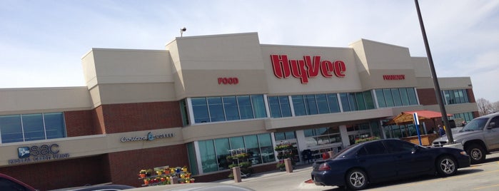 Hy-Vee is one of Lugares favoritos de Krista.