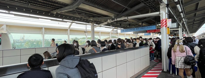 Platforms 1-2 is one of 有楽町線要町→.