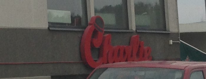 Charlie Pizza is one of Locais curtidos por Galia.