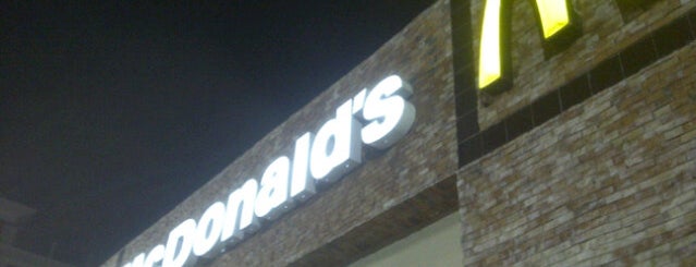 McDonald's is one of Orte, die Alicia gefallen.