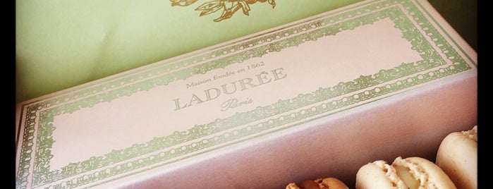 Ladurée is one of Lugares favoritos de Andrew.