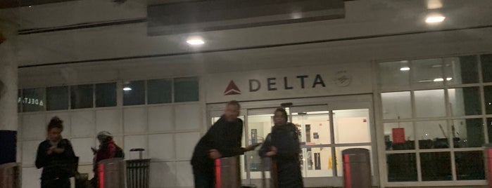 Delta Passenger Pick-up is one of Katina'nın Beğendiği Mekanlar.