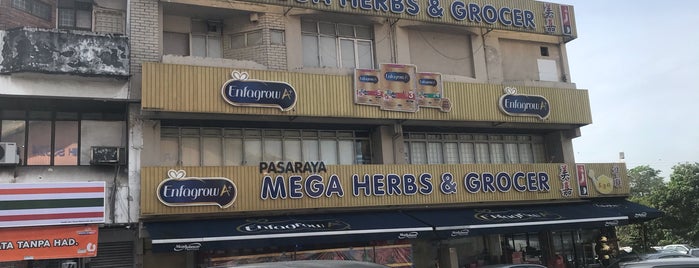 Pasaraya Mega Herbs & Food is one of สถานที่ที่ Woo ถูกใจ.