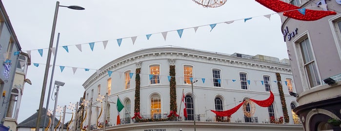 Brown Thomas is one of shops.