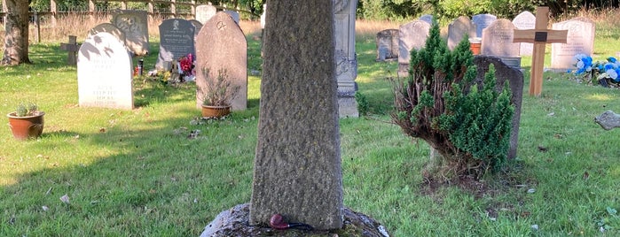 Sir Arthur Conan Doyle's Grave is one of Skotsko.