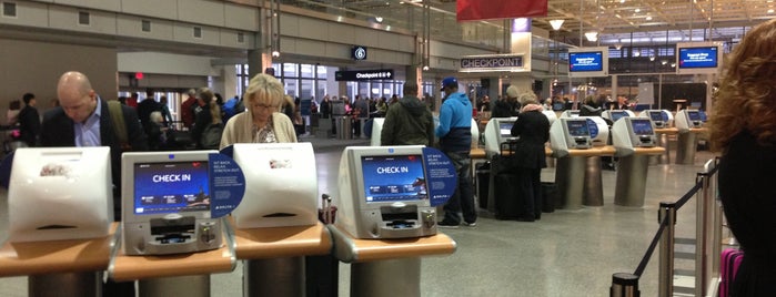 Aeroporto Internazionale di Minneapolis-Saint Paul (MSP) is one of Posti che sono piaciuti a Cassie.