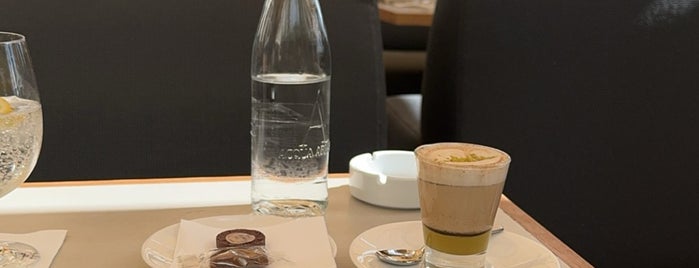 Armani Caffè is one of สถานที่ที่บันทึกไว้ของ Mustafa.