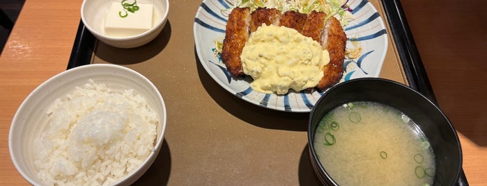 Yayoi is one of Fried Oysters set meal in Shibuya (渋谷の牡蠣フライ定食).