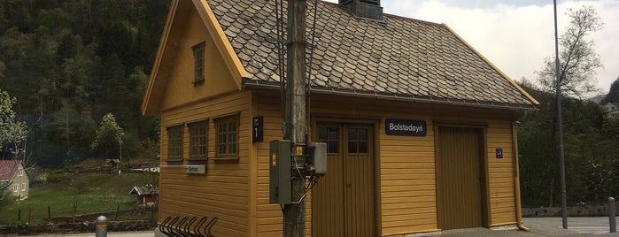 Bolstadøyri stasjon is one of Orte, die Vanessa gefallen.