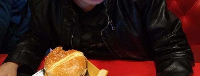 Red Robin Gourmet Burgers and Brews is one of Posti che sono piaciuti a Kara.