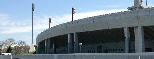 真駒内セキスイハイムスタジアム is one of สถานที่ที่ Tamaki ถูกใจ.