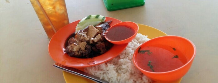 Nasi Ayam Man Bukit Naga is one of Tempat yang Disukai ꌅꁲꉣꂑꌚꁴꁲ꒒.