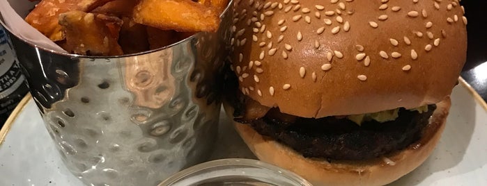 Gourmet Burger Kitchen is one of Lさんのお気に入りスポット.