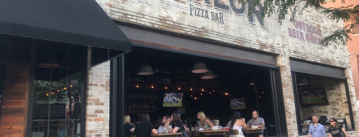 Parlor Pizza Bar is one of Chicago.