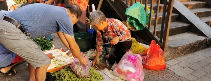 Yangshuo Market is one of Exploring Guillin.