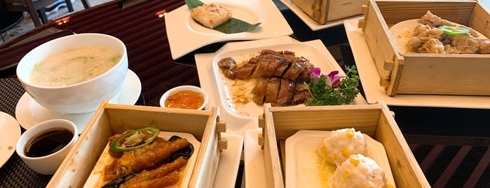 Le Chinois Restaurant 樂軒華 is one of Tempat yang Disukai Brady.