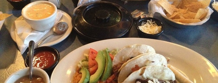 Cristina's Fine Mexican Restaurant is one of สถานที่ที่ Val ถูกใจ.