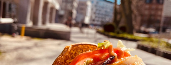 Hamburger am Turm is one of Lokalitäten mit "Wein, Weib und Gesang.".