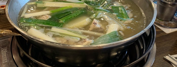 진원조 닭한마리 칼국수 is one of Shinchon - Food, 신촌-밥.