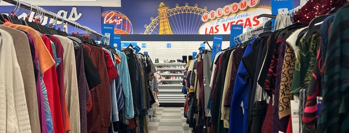 Ross Dress for Less is one of Lugares favoritos de Joey.