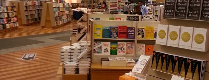 Books Kinokuniya is one of Любимые ТЦ и магазины.