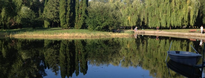 Парк 30-річчя Перемоги is one of Locais salvos de Андрей.