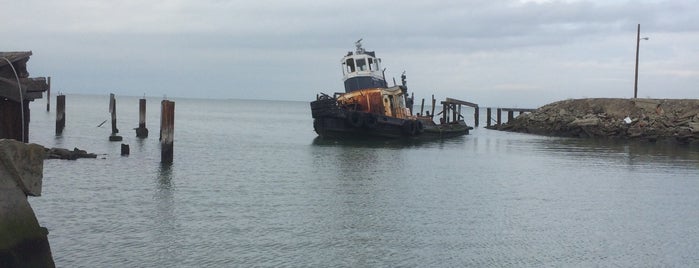 sunken boat is one of Tempat yang Disukai G.D..