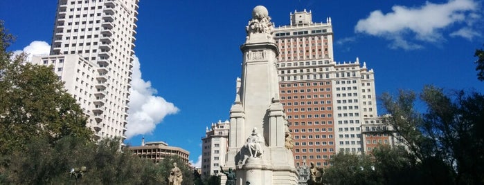 Plaza de España is one of Lugares para pasear en Madrid.