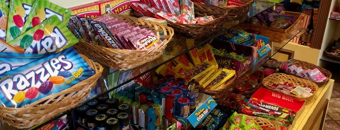 The Candy Store on Main Street is one of Tempat yang Disukai Ami.