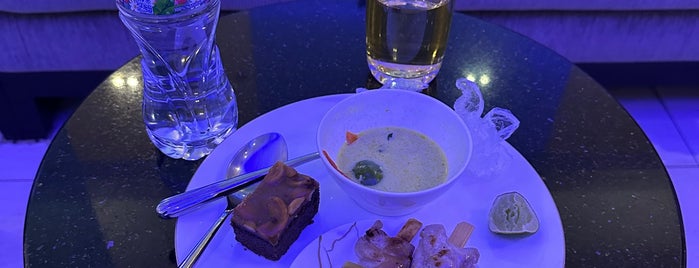 Oman Air Lounge is one of Edmundさんのお気に入りスポット.