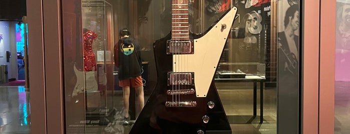 MoPOP Guitar Gallery is one of Seattle visit.