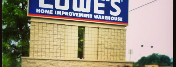 Lowe's is one of Locais curtidos por Tony.