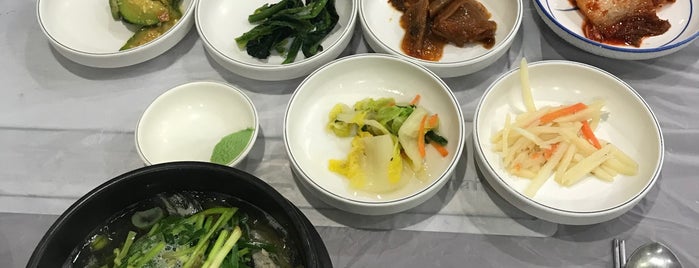 황산옥 is one of 한국인이 사랑하는 오래된 한식당 100선.