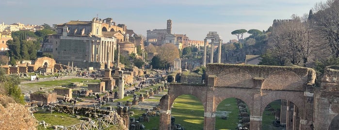 Templo de Vespasiano y Tito is one of Rome 2019.