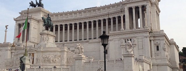 Piazza Venezia is one of 61 cosas que no puedes perderte en Roma.