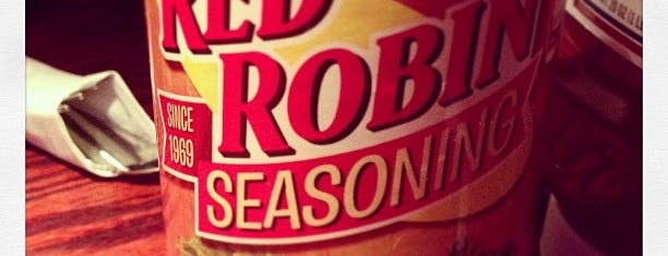 Red Robin Gourmet Burgers and Brews is one of Locais curtidos por Lindsaye.
