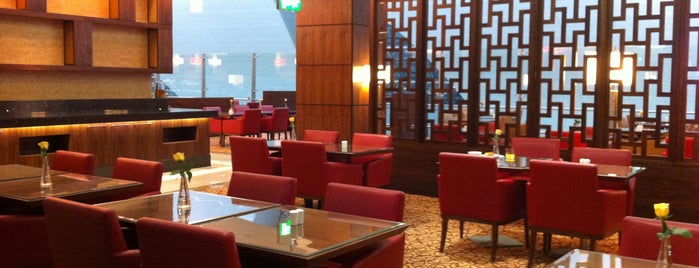 Emirates Business Class Lounge is one of สถานที่ที่ Ailie ถูกใจ.