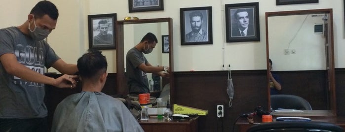 Woods Barbershop is one of mikaさんのお気に入りスポット.