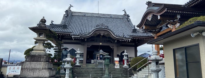 瑠璃山 真福院 井戸寺 (第17番札所) is one of 四国八十八ヶ所霊場 88 temples in Shikoku.