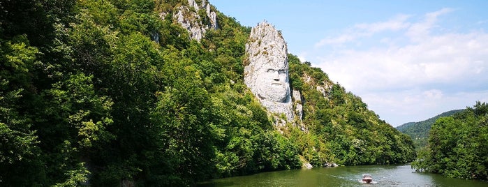 Statuia lui Decebalus Rex is one of สถานที่ที่ James Alistair ถูกใจ.