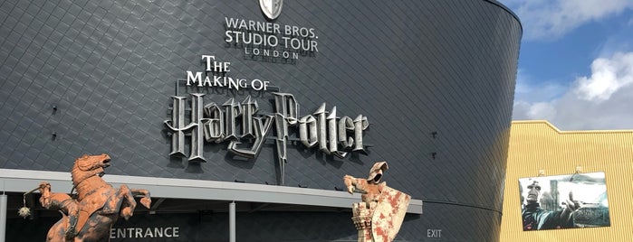 Warner Bros. Studio Tour London - The Making of Harry Potter is one of Adrián'ın Beğendiği Mekanlar.