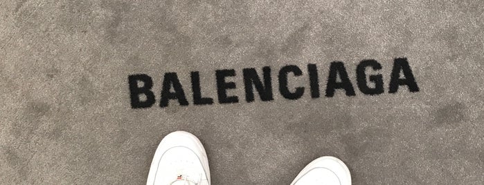 Balenciaga is one of Lina 님이 좋아한 장소.