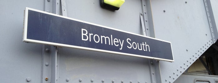 Bromley South Railway Station (BMS) is one of สถานที่ที่ Rus ถูกใจ.