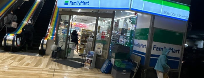 FamilyMart is one of 2017/11/16-18湯沢弥彦.