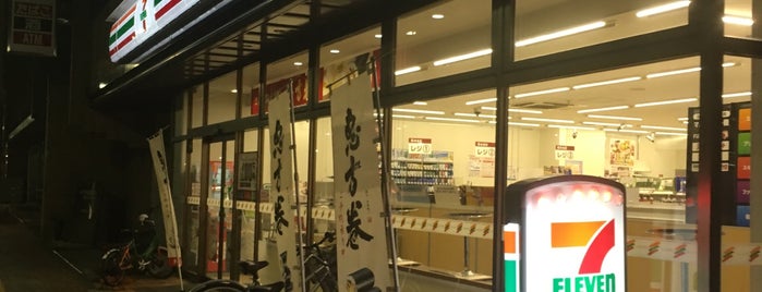 7-Eleven is one of コンビニ.